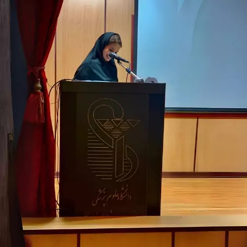 تصویر دکتر مرجان شکرانی، روان‌شناس و روان‌درمانگر، در حال مشاوره و ارائه خدمات درمانی،اطلاعات تماس