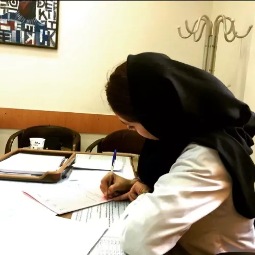 تصویر دکتر مرجان شکرانی، روان‌شناس و روان‌درمانگر، در حال مشاوره و ارائه خدمات درمانی،اطلاعات تماس